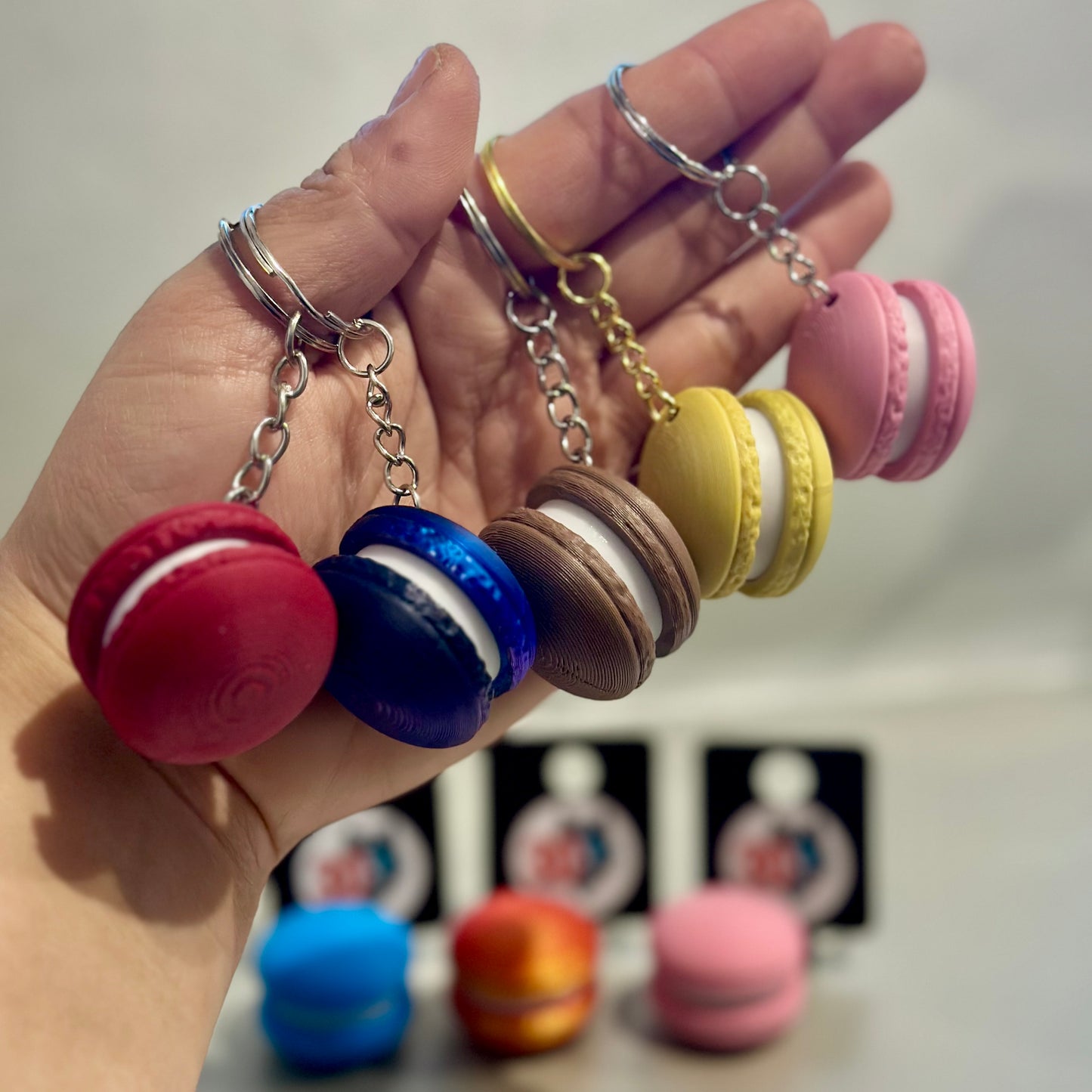 2 Stück - Macaron Clicker Schlüsselanhänger mit bunten Macarons