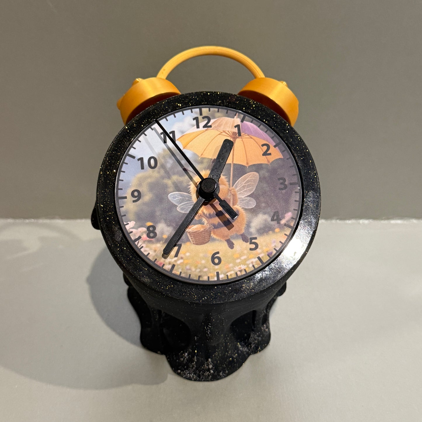 Dekorative Uhr im Dropping Design