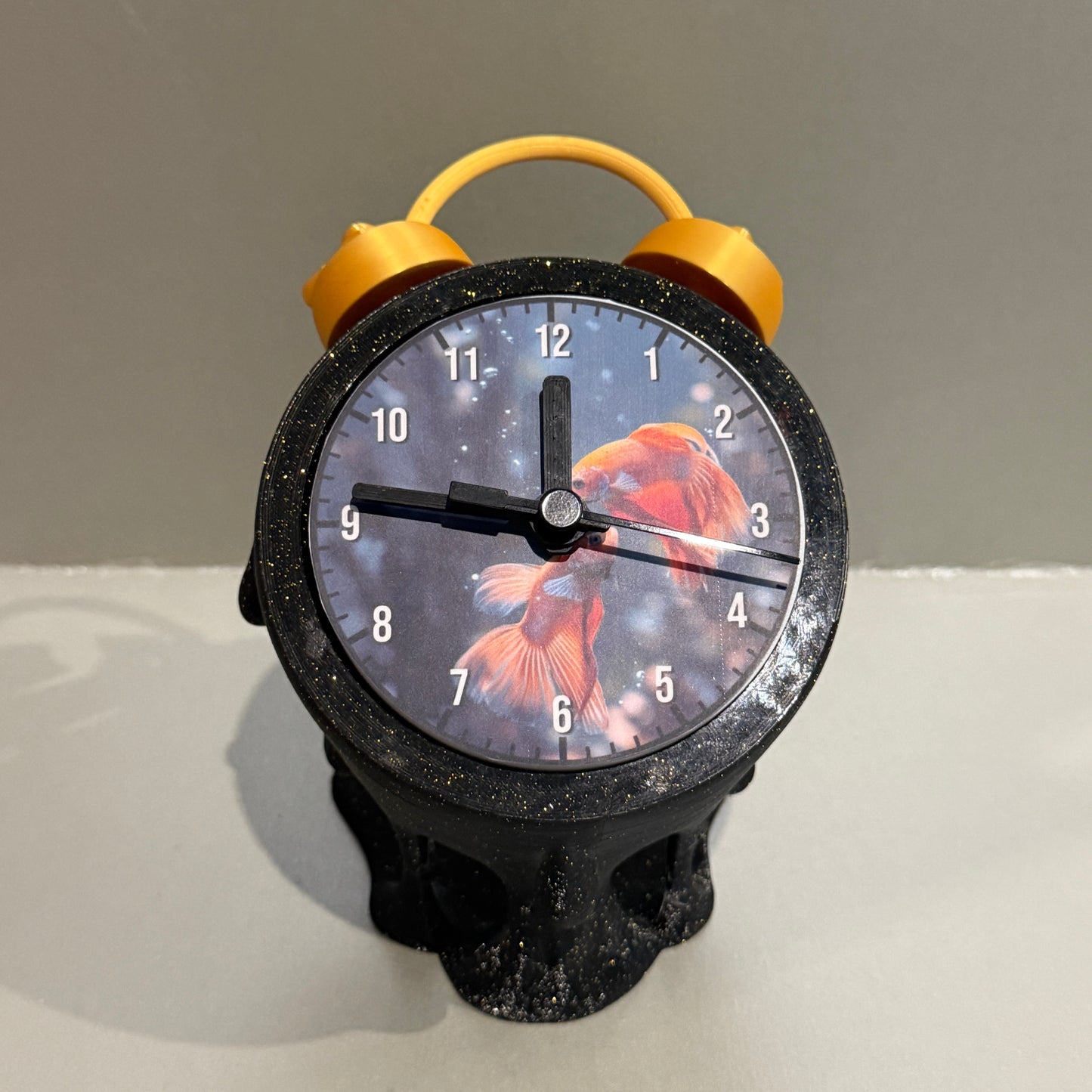 Dekorative Uhr im Dropping Design