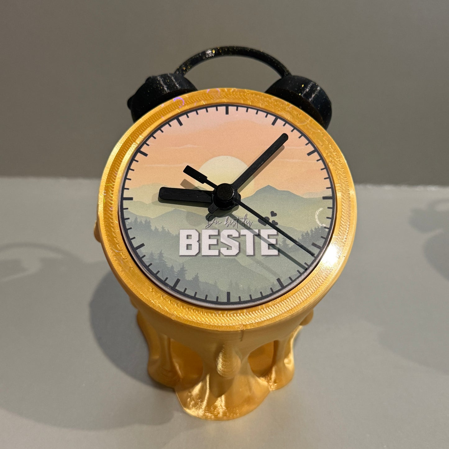 Dekorative Uhr im Dropping Design