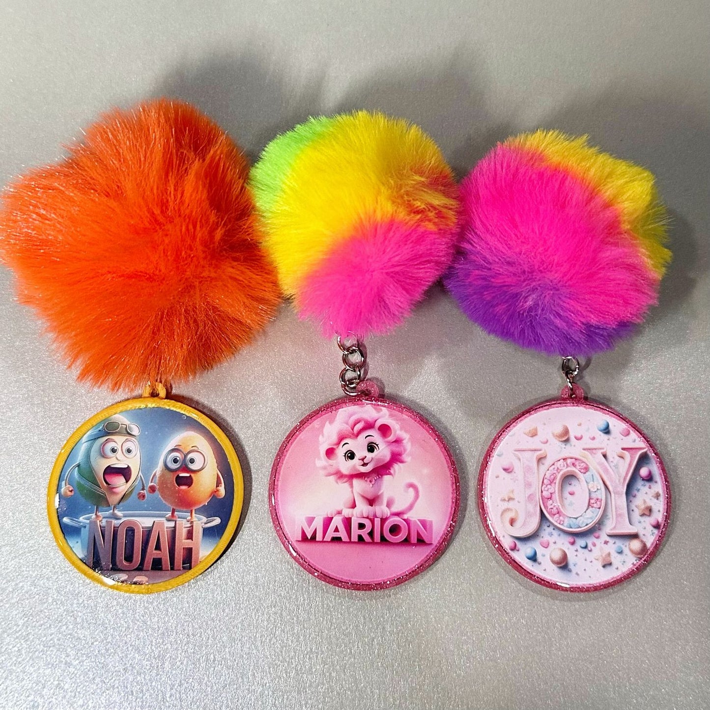 Schlüsselhalter und Taschenanhänger mit personalisiertem Namen