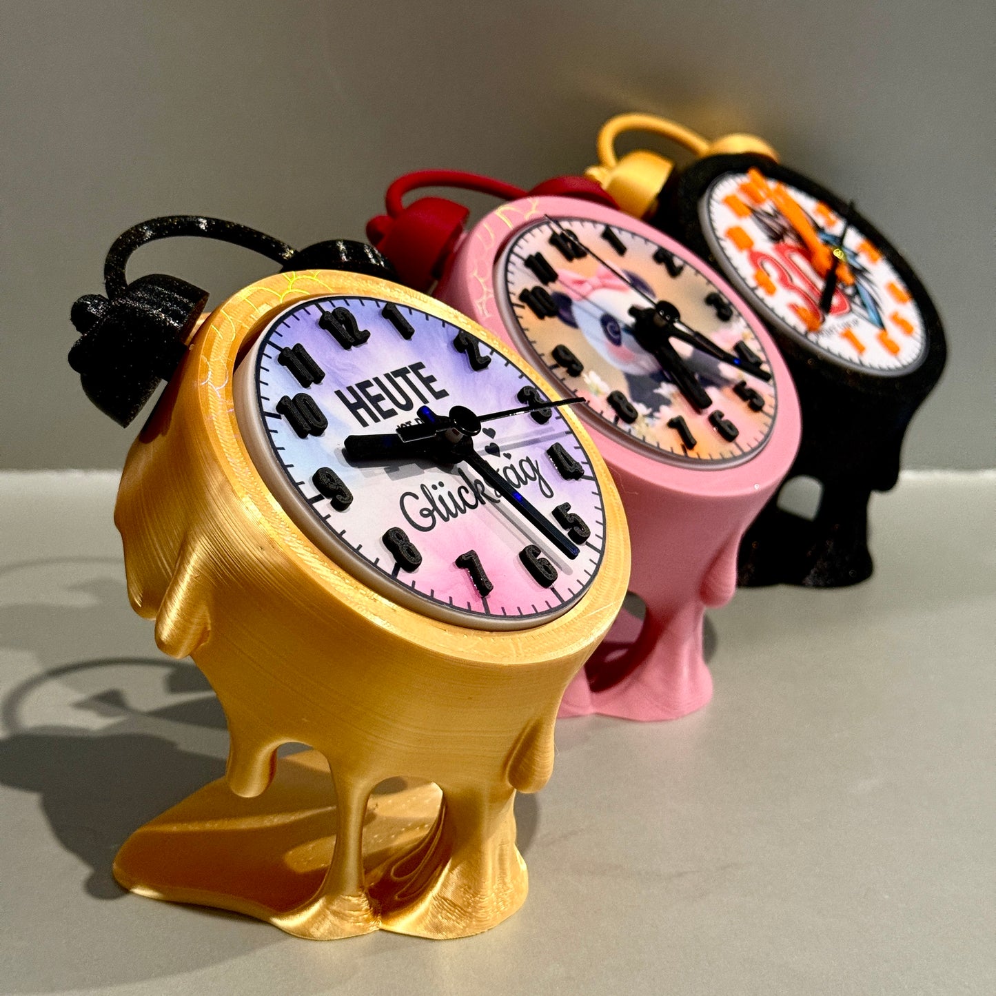 Dekorative Uhr im Dropping Design