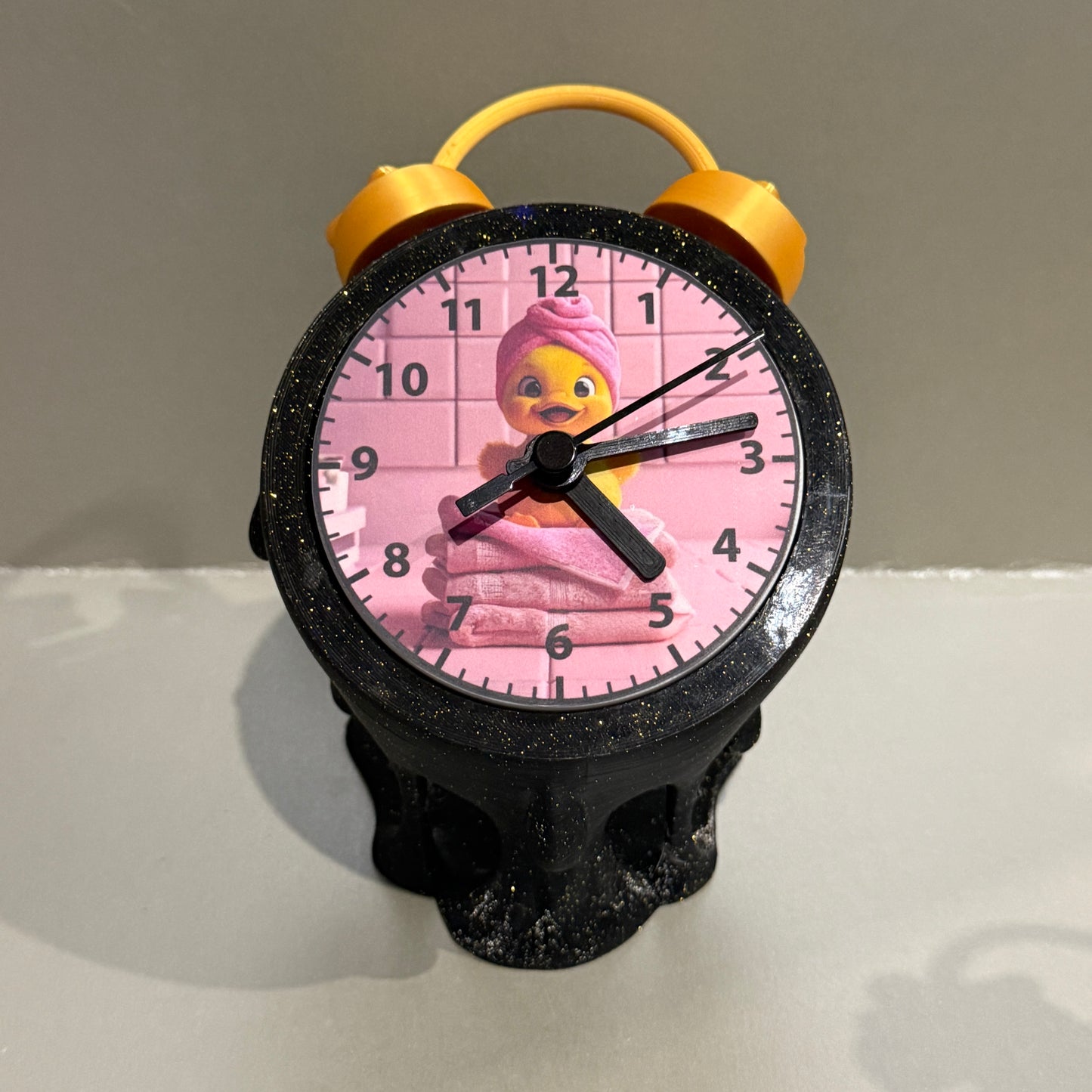 Dekorative Uhr im Dropping Design